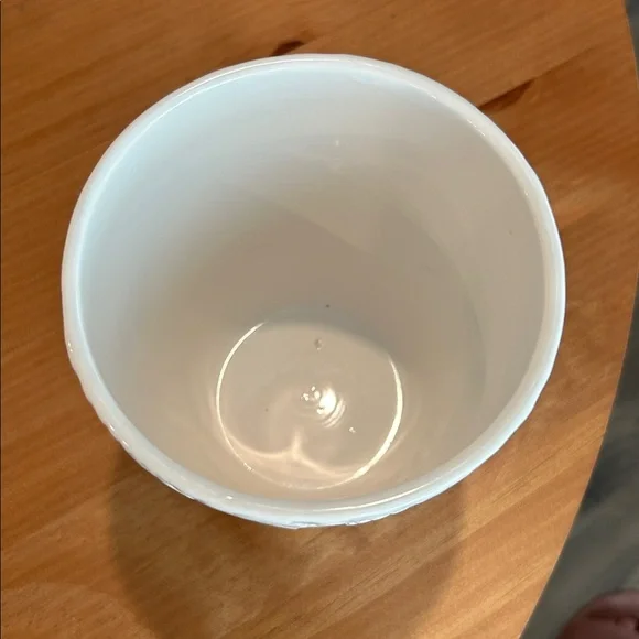 🌻 Lightweight White flower pot with floral design - Picture 2 of 6